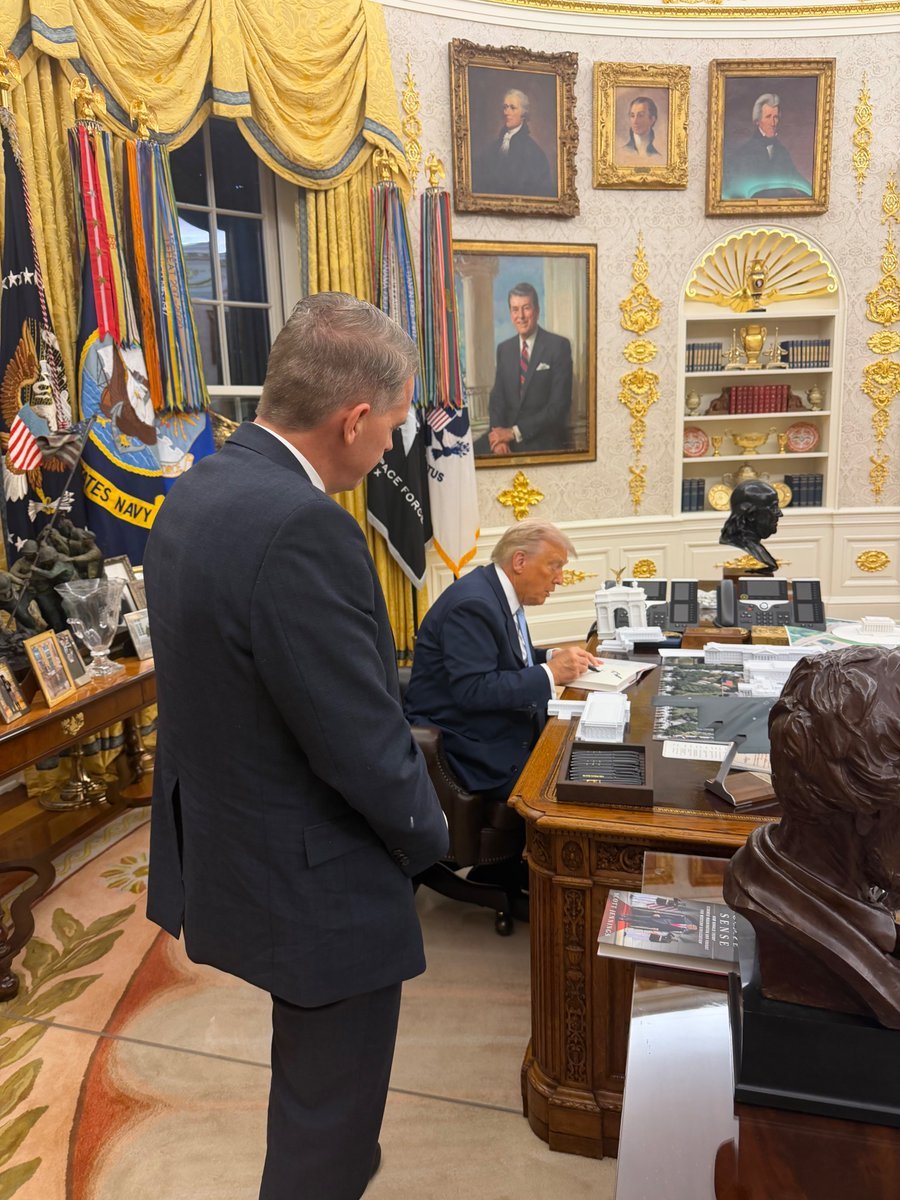 Scott Jennings Meets with President Trump in the Oval Office